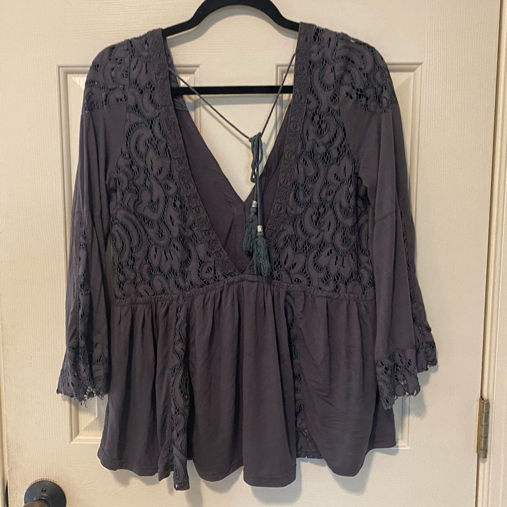 V Neck Lace Top Size Small - Picture 2 of 4